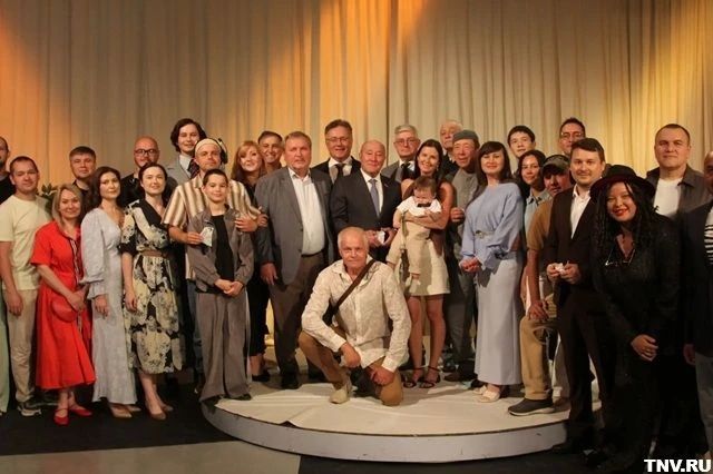 Восемь месяцев съемок, более 70 актеров и 800 человек массовки, пятичасовой грим Восемь месяцев съемок, более 70 актеров и 800 человек массовки, пятичасовой грим