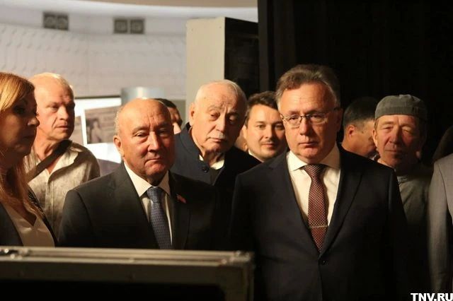 Восемь месяцев съемок, более 70 актеров и 800 человек массовки, пятичасовой грим Восемь месяцев съемок, более 70 актеров и 800 человек массовки, пятичасовой грим
