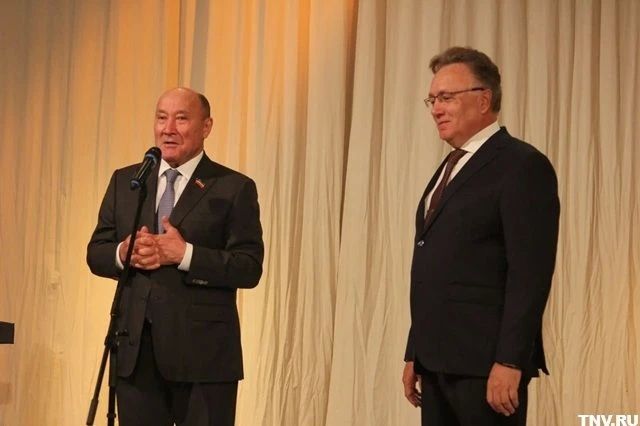 Восемь месяцев съемок, более 70 актеров и 800 человек массовки, пятичасовой грим Восемь месяцев съемок, более 70 актеров и 800 человек массовки, пятичасовой грим