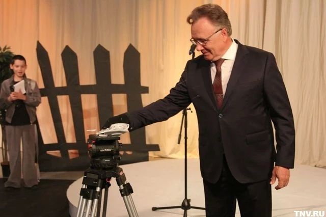 Восемь месяцев съемок, более 70 актеров и 800 человек массовки, пятичасовой грим Восемь месяцев съемок, более 70 актеров и 800 человек массовки, пятичасовой грим