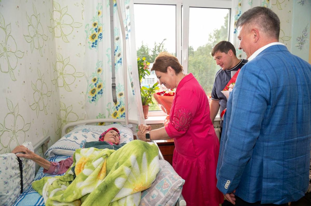 Труженица тыла из Нижнекамска Иклима Низамутдиновна Ахметшина отметила свой 103-й день рождения Труженица тыла из Нижнекамска Иклима Низамутдиновна Ахметшина отметила свой 103-й день рождения