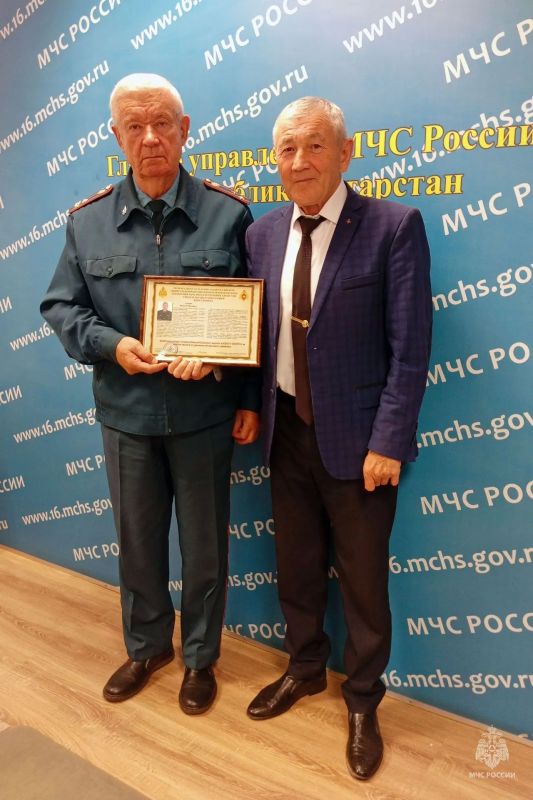 Три ветерана Главного управления МЧС РФ по Республике Татарстан и МЧС Республики Татарстан получили Свидетельства о занесении в Книгу Почёта Три ветерана Главного управления МЧС РФ по Республике Татарстан и МЧС Республики Татарстан получили Свидетельства о занесении в Книгу Почёта