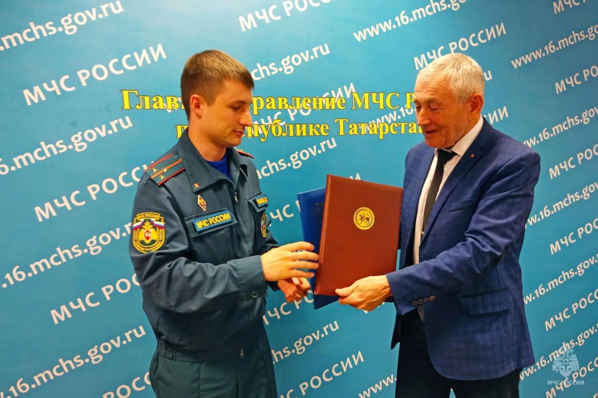 Три ветерана Главного управления МЧС РФ по Республике Татарстан и МЧС Республики Татарстан получили Свидетельства о занесении в Книгу Почёта Три ветерана Главного управления МЧС РФ по Республике Татарстан и МЧС Республики Татарстан получили Свидетельства о занесении в Книгу Почёта