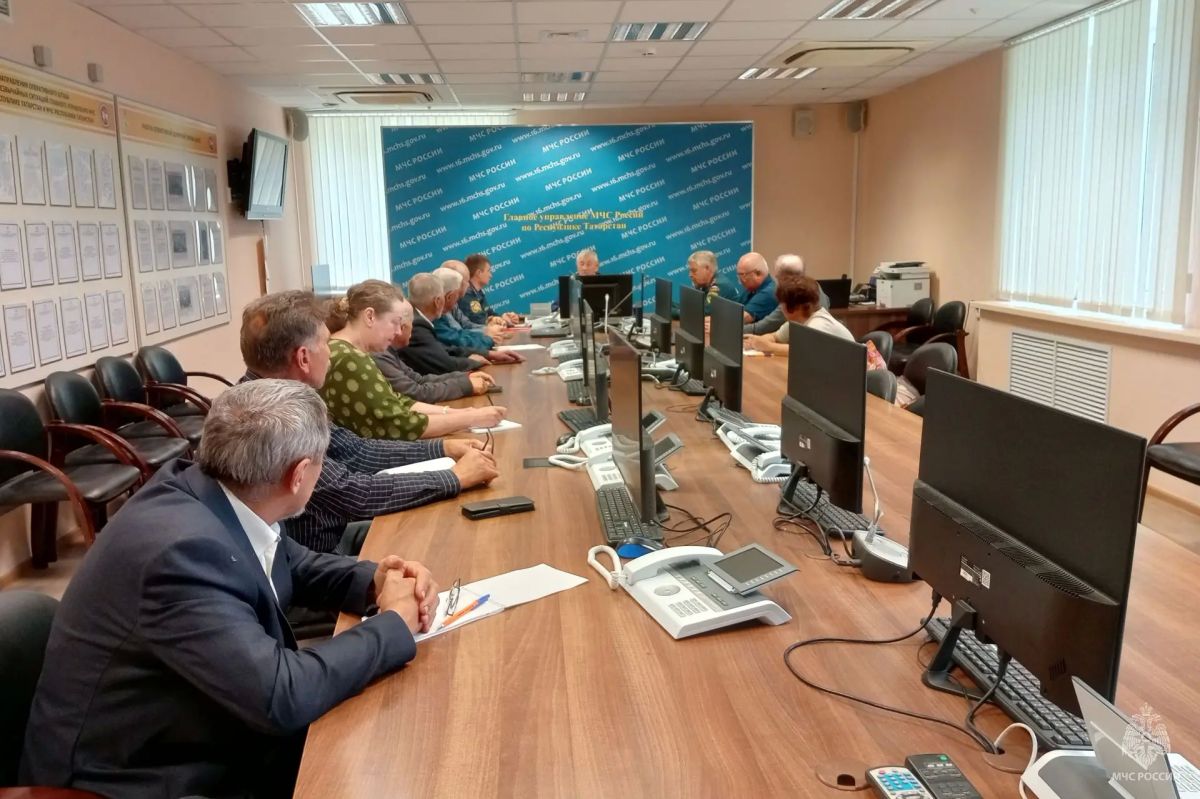 Три ветерана Главного управления МЧС РФ по Республике Татарстан и МЧС Республики Татарстан получили Свидетельства о занесении в Книгу Почёта