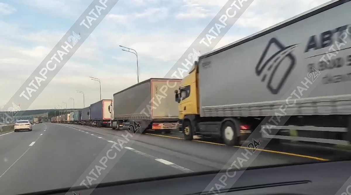 Длинная очередь фур выстроилась на АЗС у въезда в Богородское