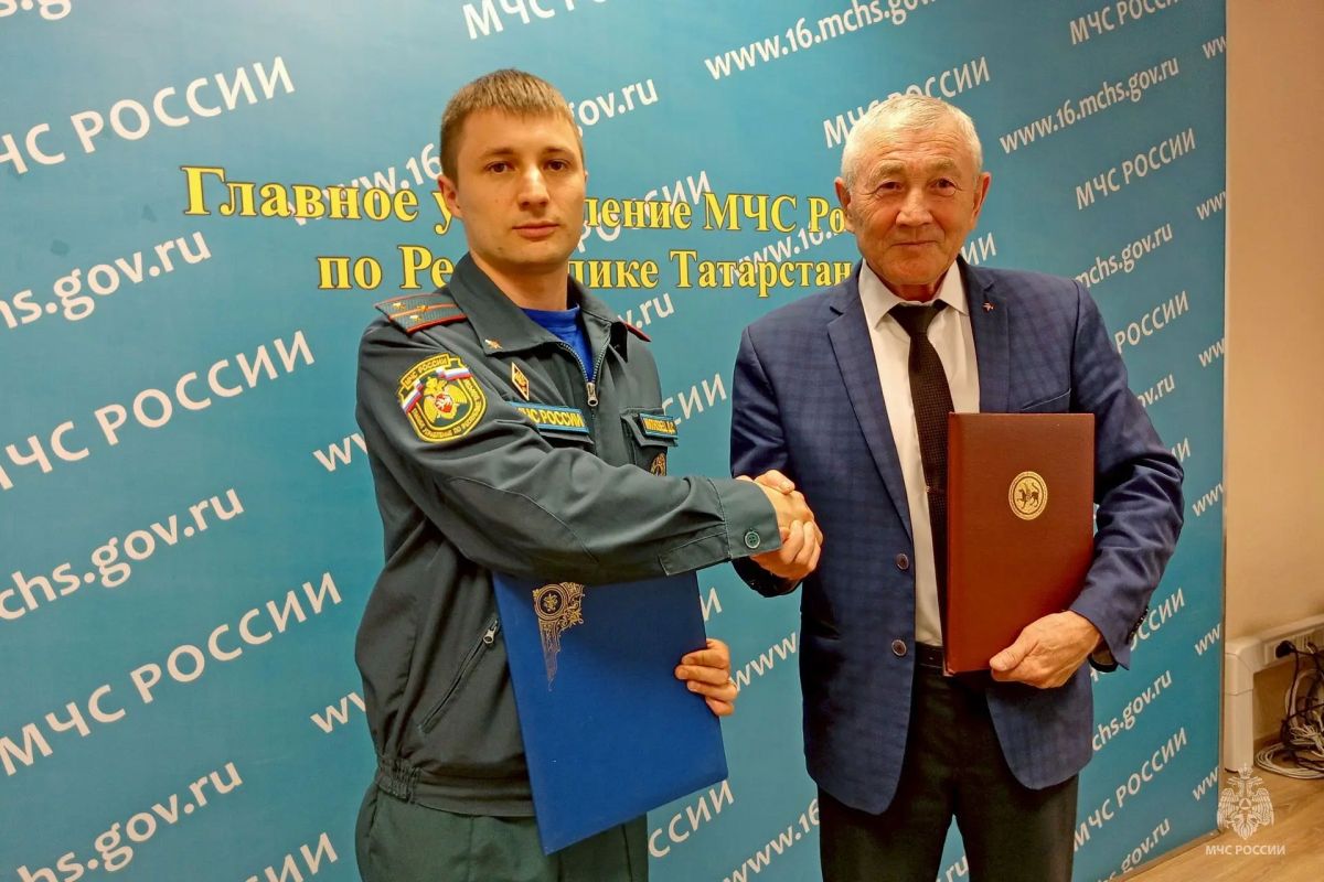 Три ветерана Главного управления МЧС РФ по Республике Татарстан и МЧС Республики Татарстан получили Свидетельства о занесении в Книгу Почёта Три ветерана Главного управления МЧС РФ по Республике Татарстан и МЧС Республики Татарстан получили Свидетельства о занесении в Книгу Почёта