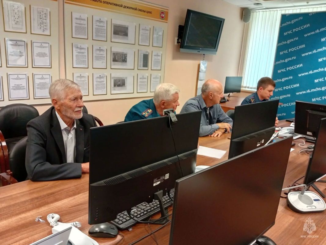 Три ветерана Главного управления МЧС РФ по Республике Татарстан и МЧС Республики Татарстан получили Свидетельства о занесении в Книгу Почёта Три ветерана Главного управления МЧС РФ по Республике Татарстан и МЧС Республики Татарстан получили Свидетельства о занесении в Книгу Почёта