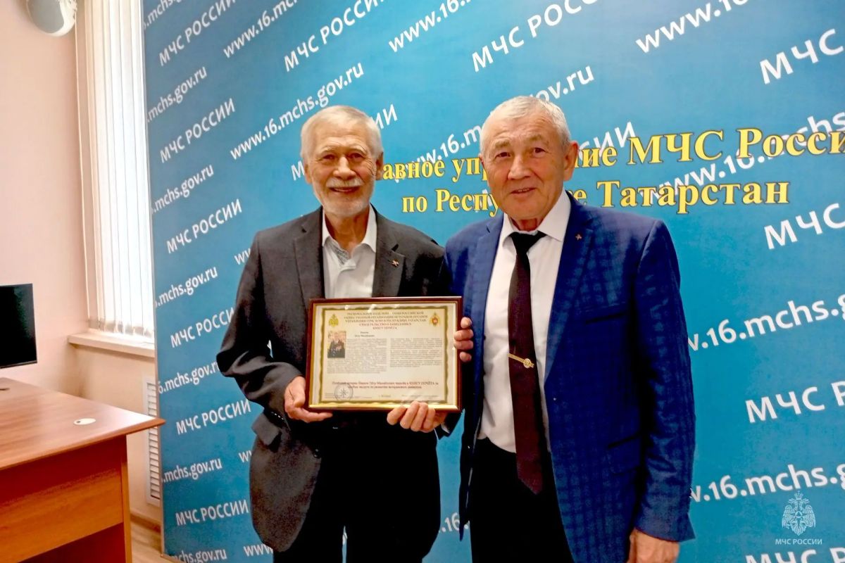 Три ветерана Главного управления МЧС РФ по Республике Татарстан и МЧС Республики Татарстан получили Свидетельства о занесении в Книгу Почёта Три ветерана Главного управления МЧС РФ по Республике Татарстан и МЧС Республики Татарстан получили Свидетельства о занесении в Книгу Почёта