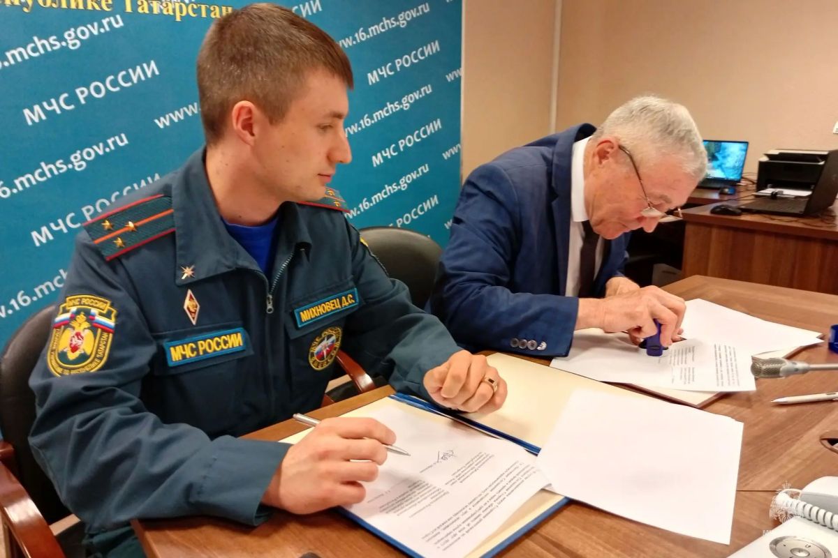 Три ветерана Главного управления МЧС РФ по Республике Татарстан и МЧС Республики Татарстан получили Свидетельства о занесении в Книгу Почёта Три ветерана Главного управления МЧС РФ по Республике Татарстан и МЧС Республики Татарстан получили Свидетельства о занесении в Книгу Почёта