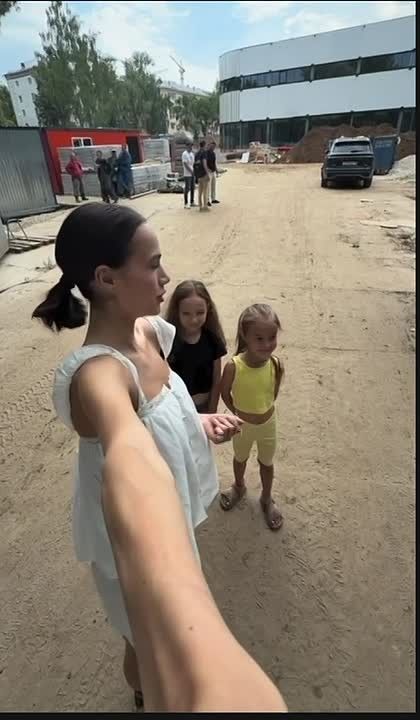 Алина Загитова снова побывала на стройке школы фигурного катания в Казани