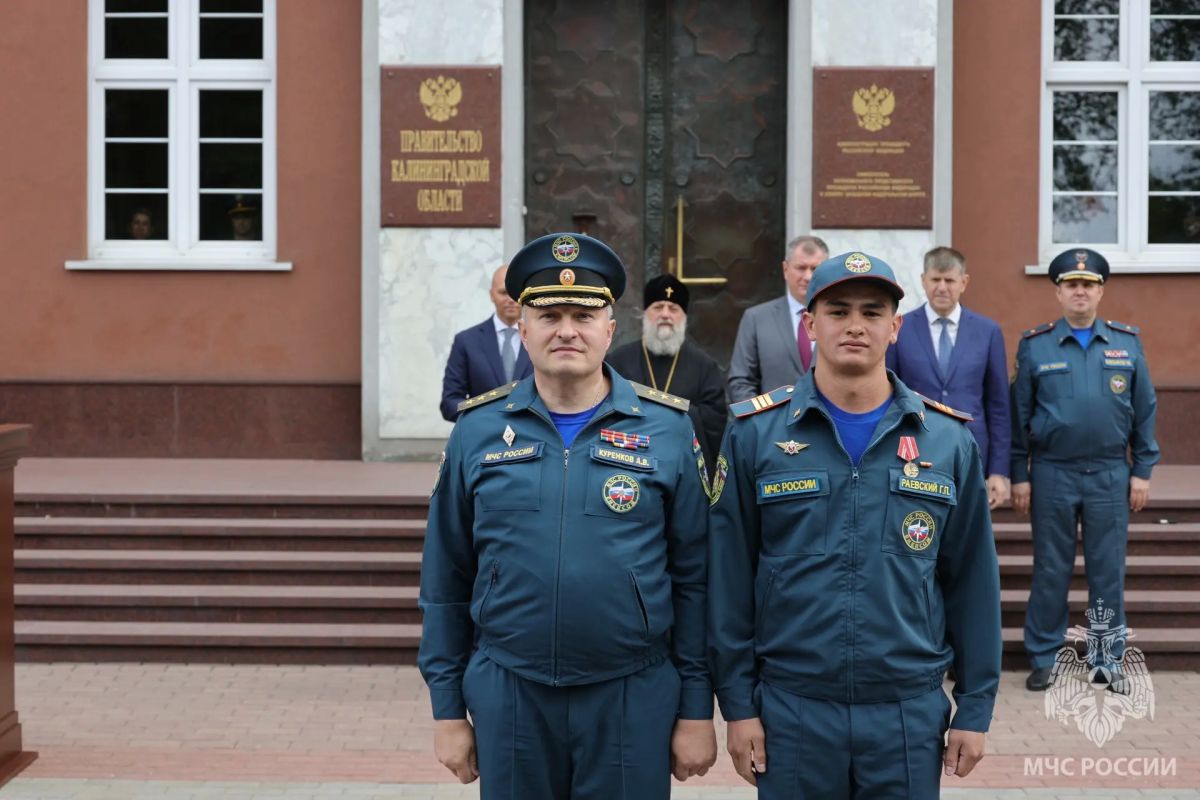 Александр Куренков передал подразделениям ведомства в Калининградской области новую спецтехнику и наградил личный состав Александр Куренков передал подразделениям ведомства в Калининградской области новую спецтехнику и наградил личный состав