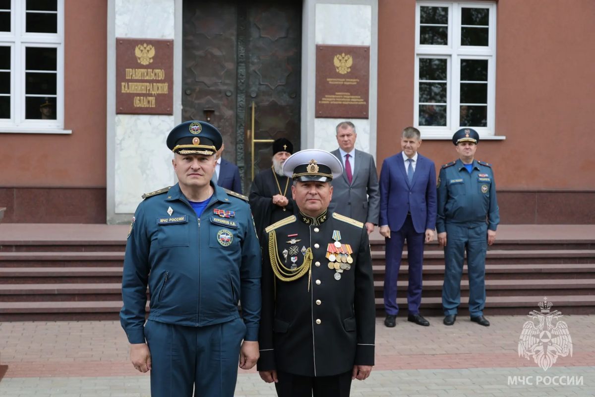 Александр Куренков передал подразделениям ведомства в Калининградской области новую спецтехнику и наградил личный состав Александр Куренков передал подразделениям ведомства в Калининградской области новую спецтехнику и наградил личный состав