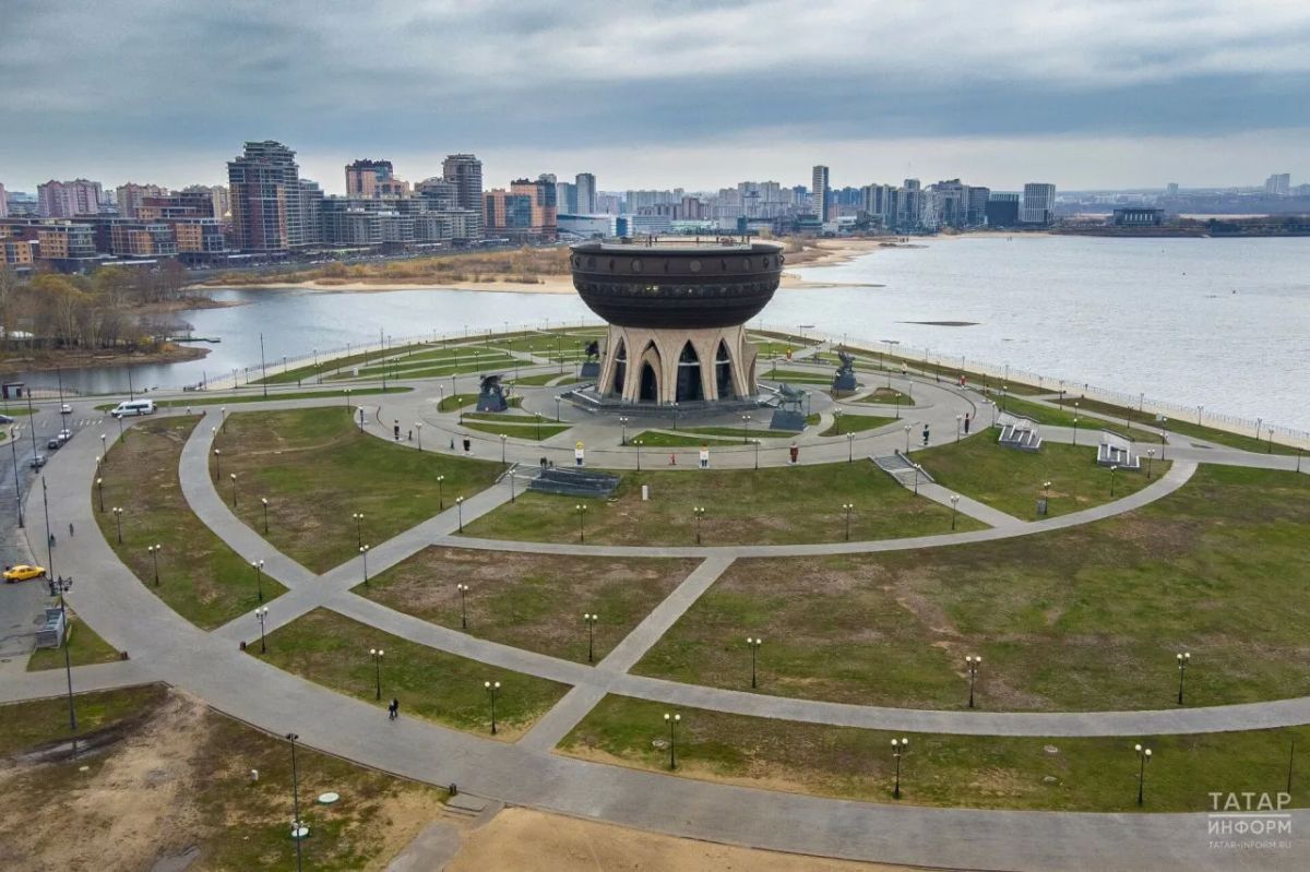 В Казани планируют построить каток вокруг центра семьи «Казан» Власти Казани рассматривают проект создания большого зимнего катка вокруг центра семьи «Казан»