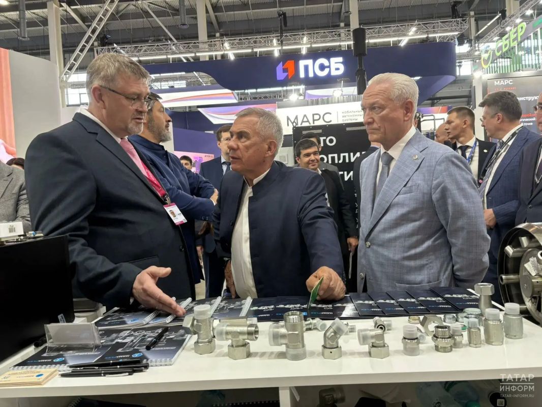 Рустам Минниханов посетил стенд Татарстана на «Иннопроме» Рустам Минниханов посетил стенд Татарстана на «Иннопроме»