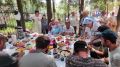 Наготовили пирогов, принесли соления, фрукты и накрыли стол — таким образом жильцы дома №64 по проспекту Химиков совместно с председателем СТОС 6 и 7 микрорайонов Ларисой Орловой решили отблагодарить строителей, которые на...