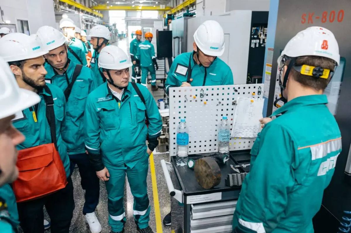 Футбольный клуб «Нефтехимик» посетил нижнекамское предприятие СИБУРа Футбольный клуб «Нефтехимик» посетил нижнекамское предприятие СИБУРа