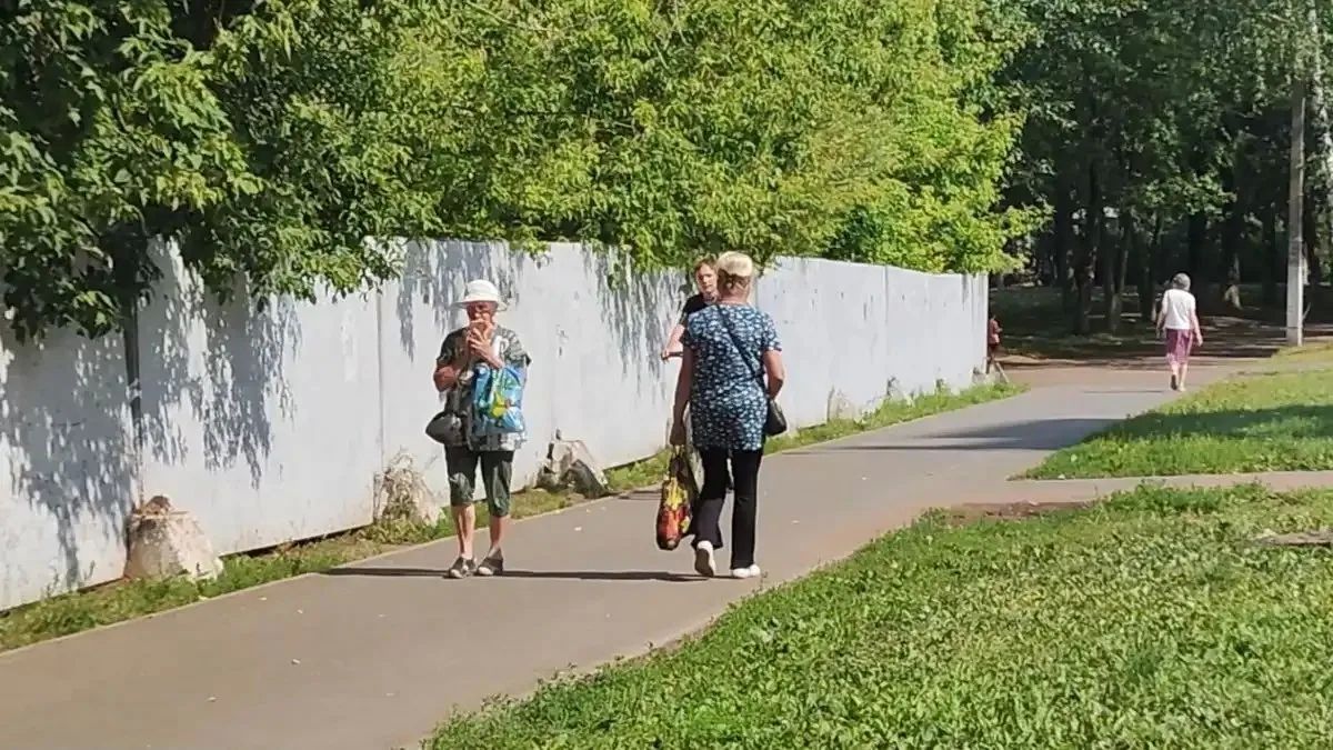 Обезвоживание, тепловой удар и обострение хронических заболеваний —именно этим опасна жара, говорят врачи