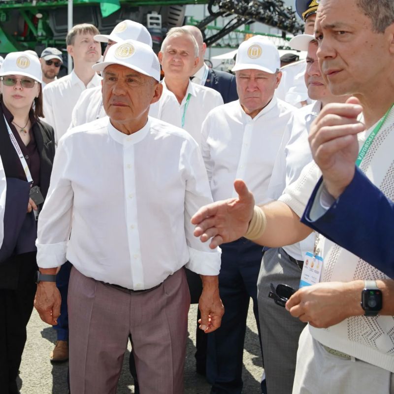 Рустам Минниханов осмотрел выставки форума потребкооперации и «Агроволги-2026» Рустам Минниханов осмотрел выставки форума потребкооперации и «Агроволги-2026»