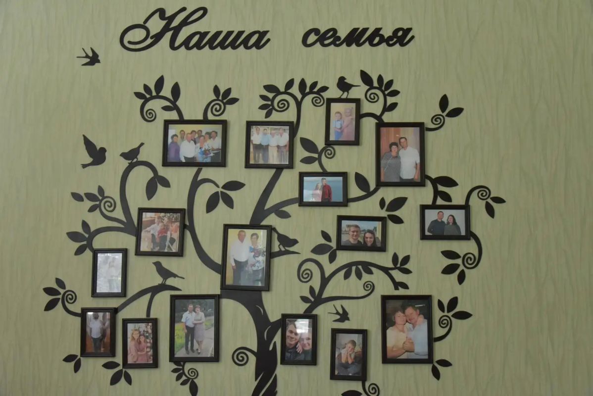 В День семьи, любви и верности, семье Клецковых из поселка Новониколаевский вручено свидетельство о занесении на Доску почета Саратовской области «Лучшие семьи Губернии» за достойное воспитание детей В День семьи, любви и верности, семье Клецковых из поселка Новониколаевский вручено свидетельство о занесении на Доску почета Саратовской области «Лучшие семьи Губернии» за достойное воспитание детей