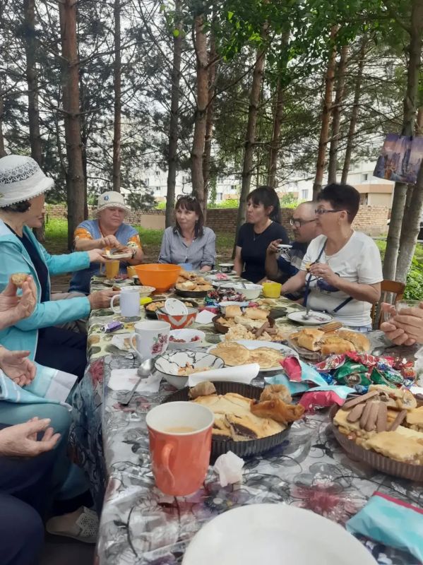 Нижнекамцы возродили традицию дворового чаепития Нижнекамцы возродили традицию дворового чаепития
