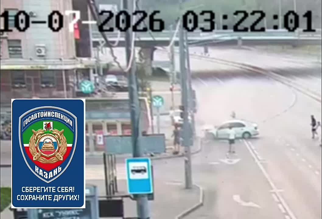 В центре Казани машина загорелась после столкновения со столбом