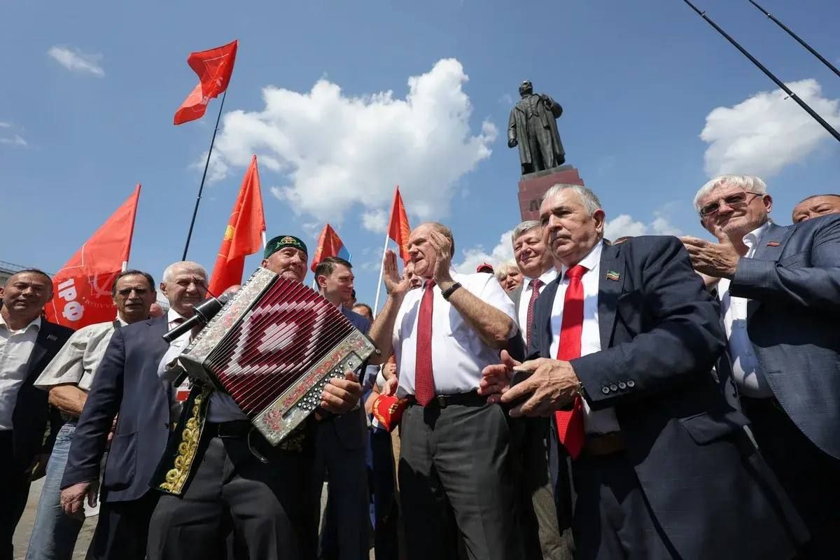 Коммунисты со всего Поволжья, два гармониста и девушки с хлебом-солью и чак-чаком — так накануне на вокзале Казань-1 встречали Геннадия Зюганова и его «свиту» Коммунисты со всего Поволжья, два гармониста и девушки с хлебом-солью и чак-чаком — так накануне на вокзале Казань-1 встречали Геннадия Зюганова и его «свиту»