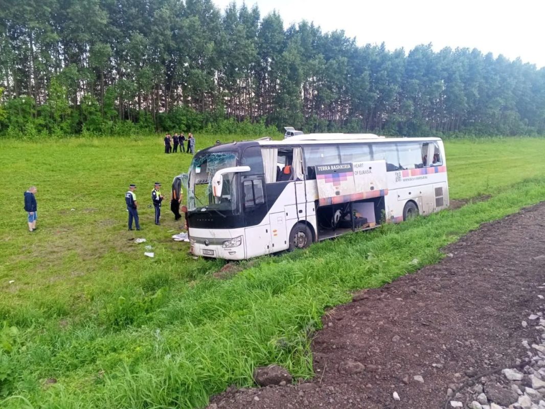 В Татарстане перевернулся междугородний пассажирский автобус В Татарстане перевернулся междугородний пассажирский автобус