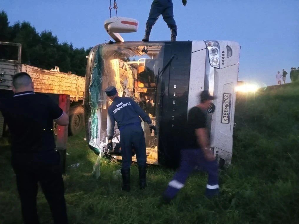 Междугородний автобус, следовавший по маршруту Самара — Набережные Челны, съехал в кювет и перевернулся в Татарстане Междугородний автобус, следовавший по маршруту Самара — Набережные Челны, съехал в кювет и перевернулся в Татарстане
