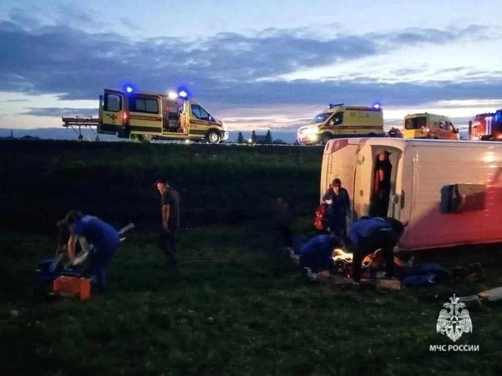 Междугородный автобус с 42 пассажирами съехал в кювет и перевернулся в Татарстане — 15 человек пострадали, трое в тяжелом состоянии Междугородный автобус с 42 пассажирами съехал в кювет и перевернулся в Татарстане — 15 человек пострадали, трое в тяжелом состоянии