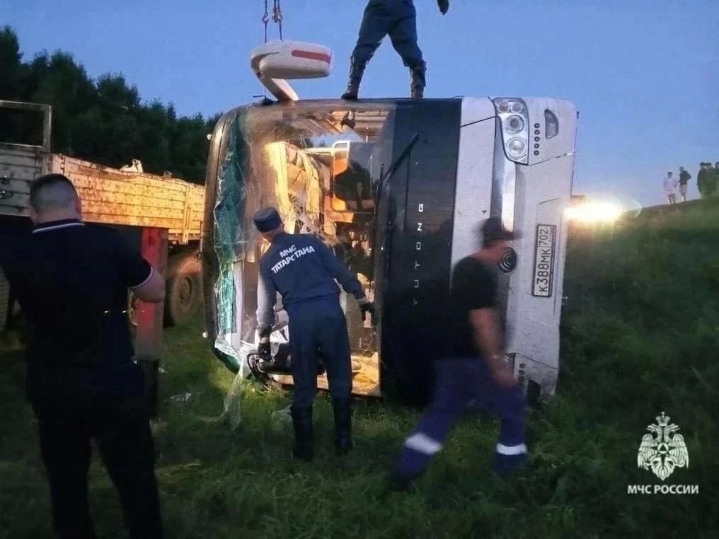 Междугородный автобус с 42 пассажирами съехал в кювет и перевернулся в Татарстане — 15 человек пострадали, трое в тяжелом состоянии Междугородный автобус с 42 пассажирами съехал в кювет и перевернулся в Татарстане — 15 человек пострадали, трое в тяжелом состоянии