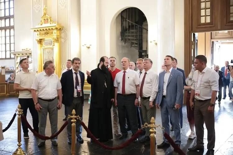 Коммунисты со всего Поволжья, два гармониста и девушки с хлебом-солью и чак-чаком — так накануне на вокзале Казань-1 встречали Геннадия Зюганова и его «свиту» Коммунисты со всего Поволжья, два гармониста и девушки с хлебом-солью и чак-чаком — так накануне на вокзале Казань-1 встречали Геннадия Зюганова и его «свиту»