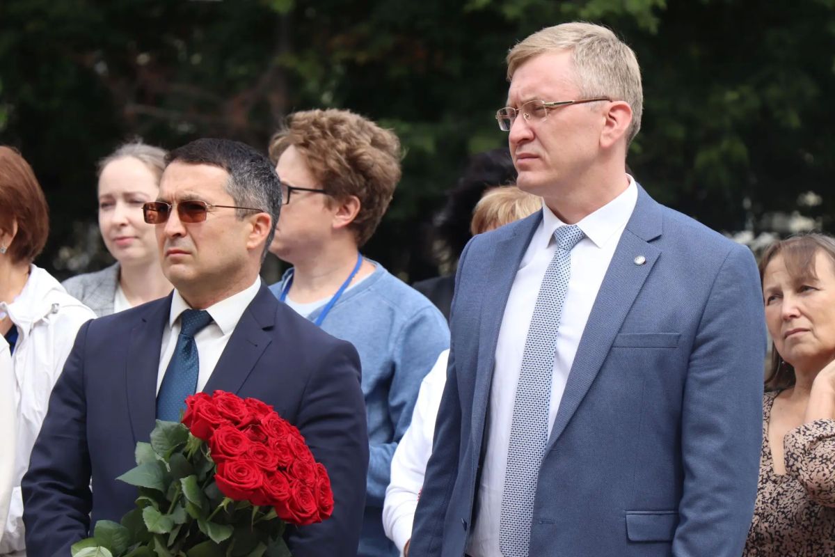 Делимся фотографиями с церемонии возложения цветов к памятнику Г.Р.Державину в Казани в честь 283-й годовщины со дня рождения великого русского поэта и выдающегося государственного деятеля Гавриила Романовича Державина Делимся фотографиями с церемонии возложения цветов к памятнику Г.Р.Державину в Казани в честь 283-й годовщины со дня рождения великого русского поэта и выдающегося государственного деятеля Гавриила Романовича Державина