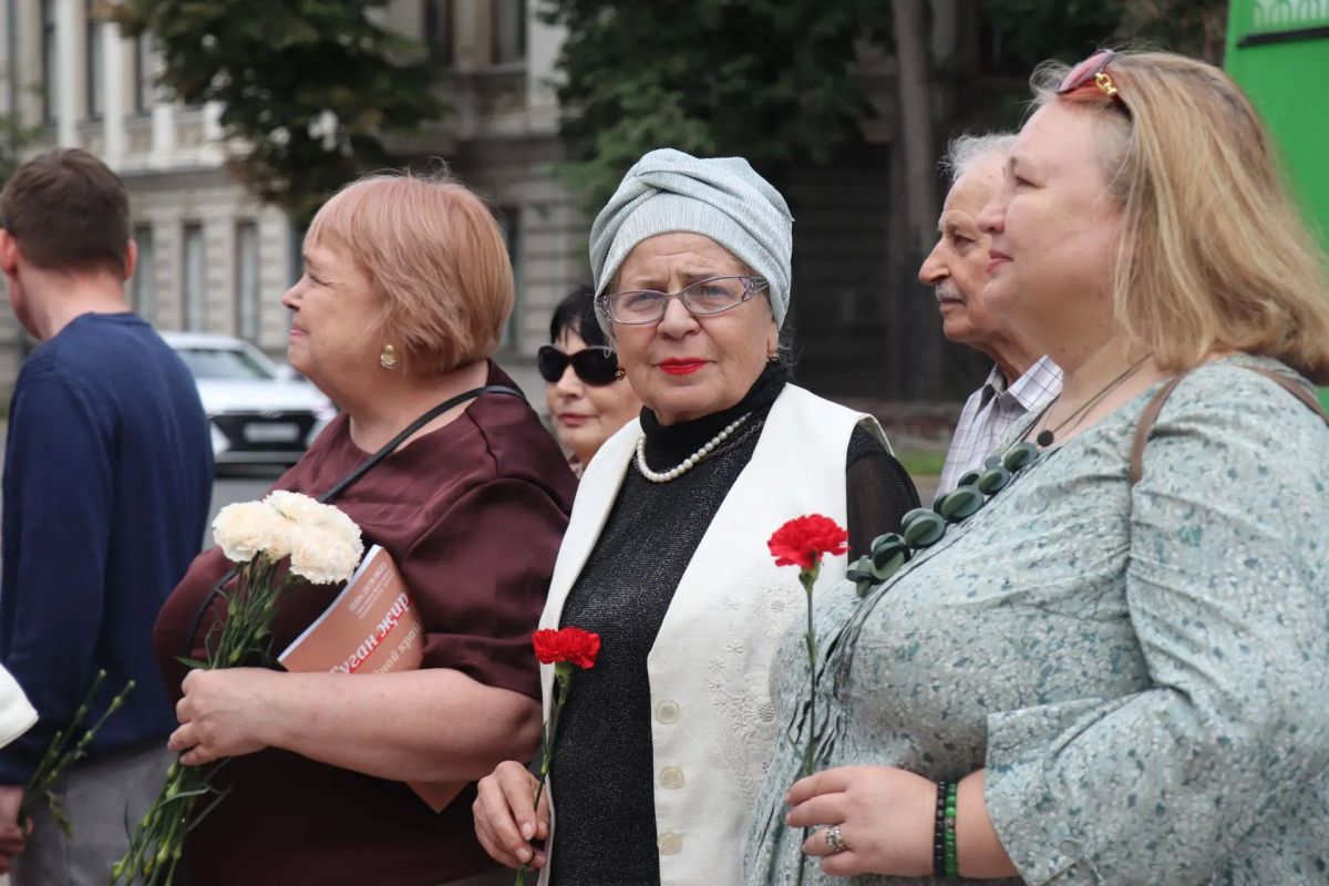 Делимся фотографиями с церемонии возложения цветов к памятнику Г.Р.Державину в Казани в честь 283-й годовщины со дня рождения великого русского поэта и выдающегося государственного деятеля Гавриила Романовича Державина Делимся фотографиями с церемонии возложения цветов к памятнику Г.Р.Державину в Казани в честь 283-й годовщины со дня рождения великого русского поэта и выдающегося государственного деятеля Гавриила Романовича Державина