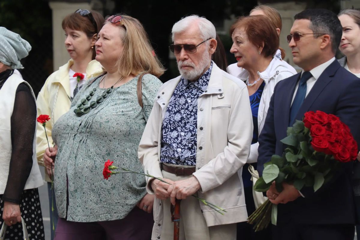 Делимся фотографиями с церемонии возложения цветов к памятнику Г.Р.Державину в Казани в честь 283-й годовщины со дня рождения великого русского поэта и выдающегося государственного деятеля Гавриила Романовича Державина Делимся фотографиями с церемонии возложения цветов к памятнику Г.Р.Державину в Казани в честь 283-й годовщины со дня рождения великого русского поэта и выдающегося государственного деятеля Гавриила Романовича Державина
