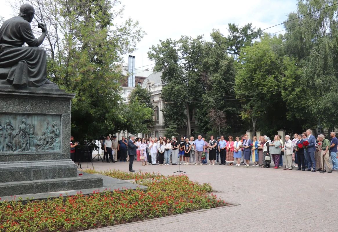 Делимся фотографиями с церемонии возложения цветов к памятнику Г.Р.Державину в Казани в честь 283-й годовщины со дня рождения великого русского поэта и выдающегося государственного деятеля Гавриила Романовича Державина Делимся фотографиями с церемонии возложения цветов к памятнику Г.Р.Державину в Казани в честь 283-й годовщины со дня рождения великого русского поэта и выдающегося государственного деятеля Гавриила Романовича Державина