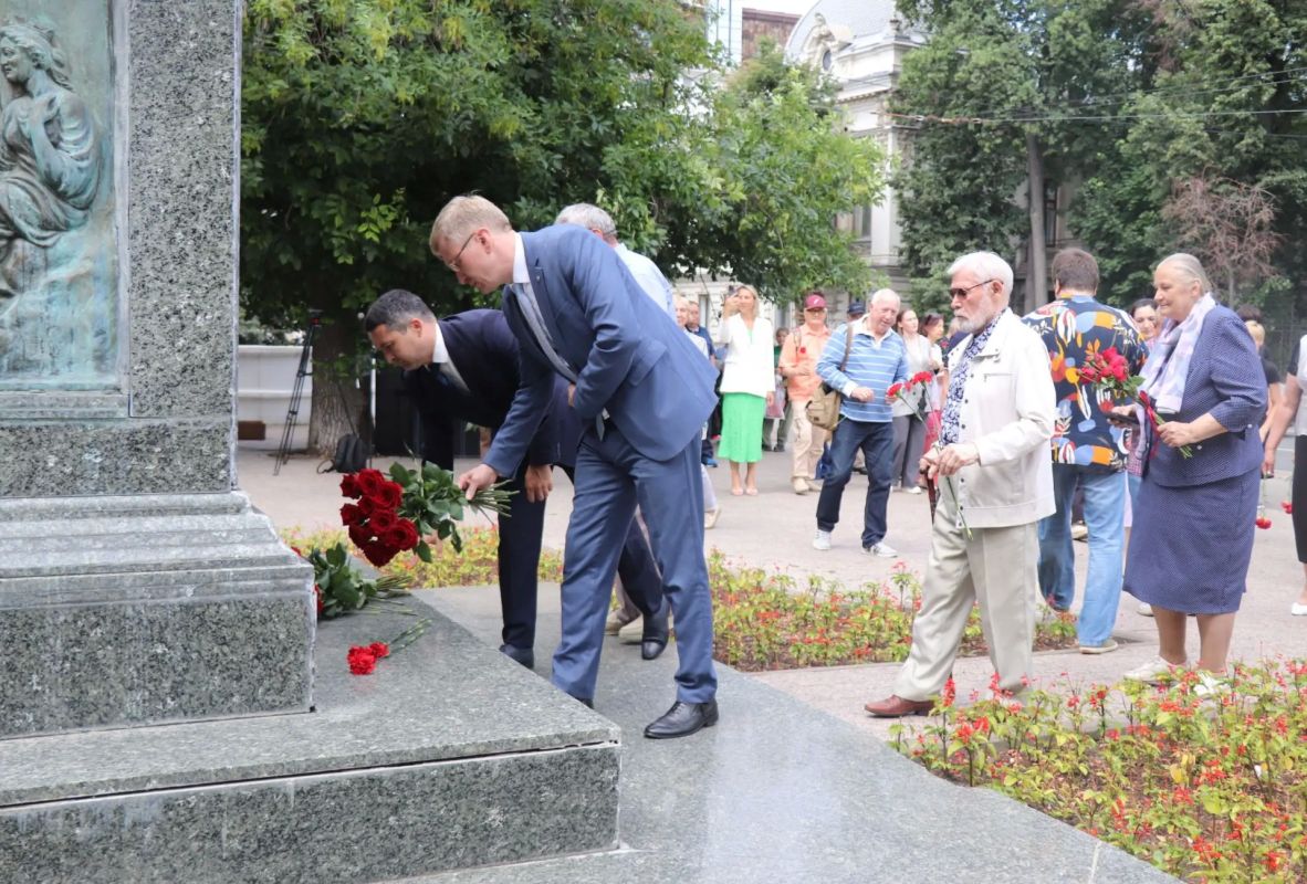 Делимся фотографиями с церемонии возложения цветов к памятнику Г.Р.Державину в Казани в честь 283-й годовщины со дня рождения великого русского поэта и выдающегося государственного деятеля Гавриила Романовича Державина Делимся фотографиями с церемонии возложения цветов к памятнику Г.Р.Державину в Казани в честь 283-й годовщины со дня рождения великого русского поэта и выдающегося государственного деятеля Гавриила Романовича Державина