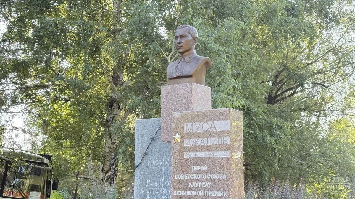 В Омске открыли памятник Мусе Джалилю В Омске открыли памятник Мусе Джалилю