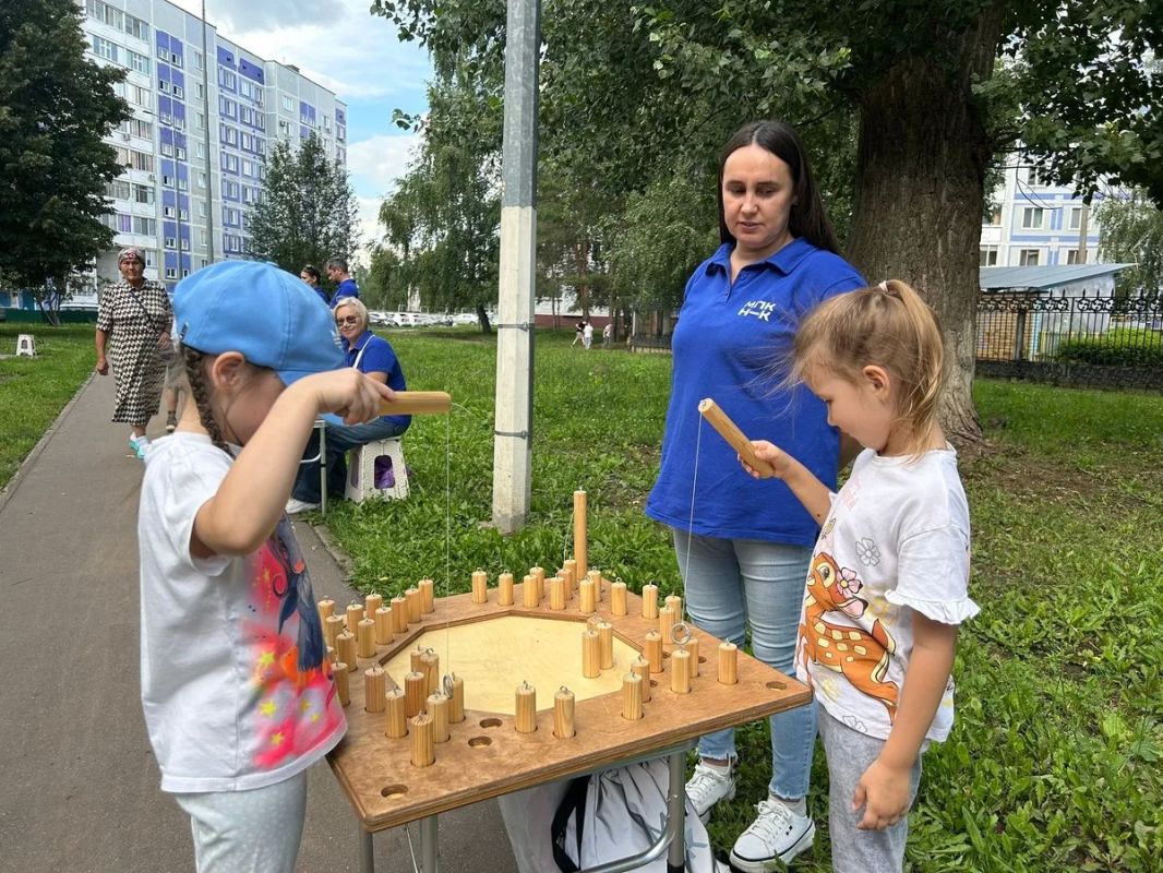 Во дворе дома №5 по проспекту Мира в Нижнекамске прошёл праздник в рамках проекта «Клубное лето»