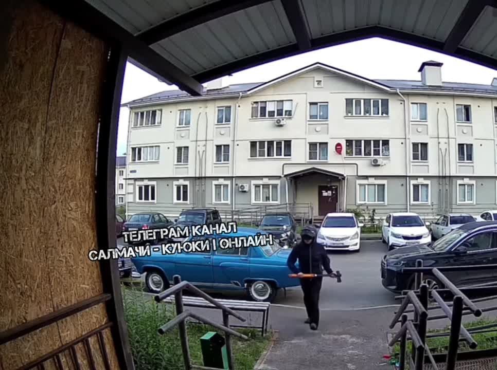 Питбайкер топором разбил домофон в ЖК «Светлый»