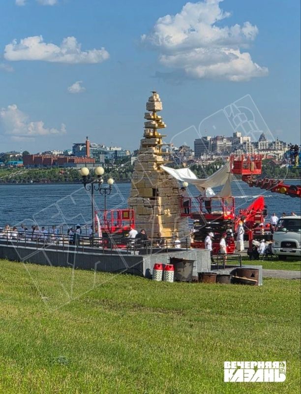 Около «Чаши» вовсю возводят башню из чак-чака