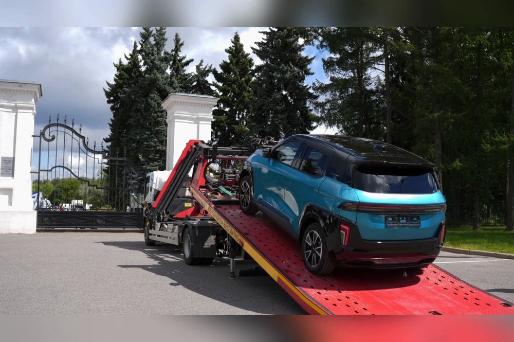 Первые клиенты начали получать российский электромобиль «Атом»