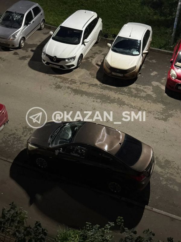 В Татарстане пьяный мужчина устроил прыжки по машинам после неудачного похода в магазин В Татарстане пьяный мужчина устроил прыжки по машинам после неудачного похода в магазин