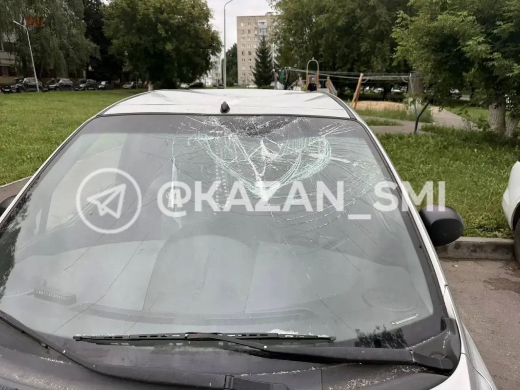 В Татарстане пьяный мужчина устроил прыжки по машинам после неудачного похода в магазин В Татарстане пьяный мужчина устроил прыжки по машинам после неудачного похода в магазин