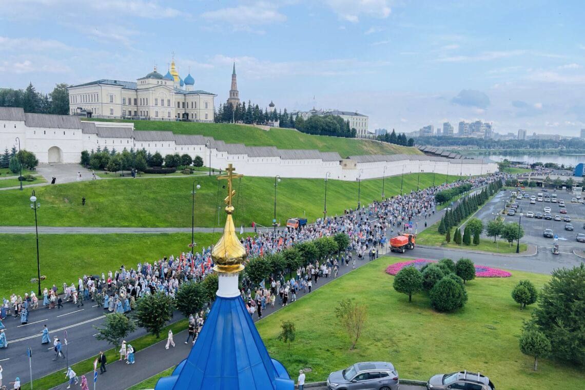 В крестном ходе в честь Казанской иконы Божией Матери приняли участие 7 тысяч человек