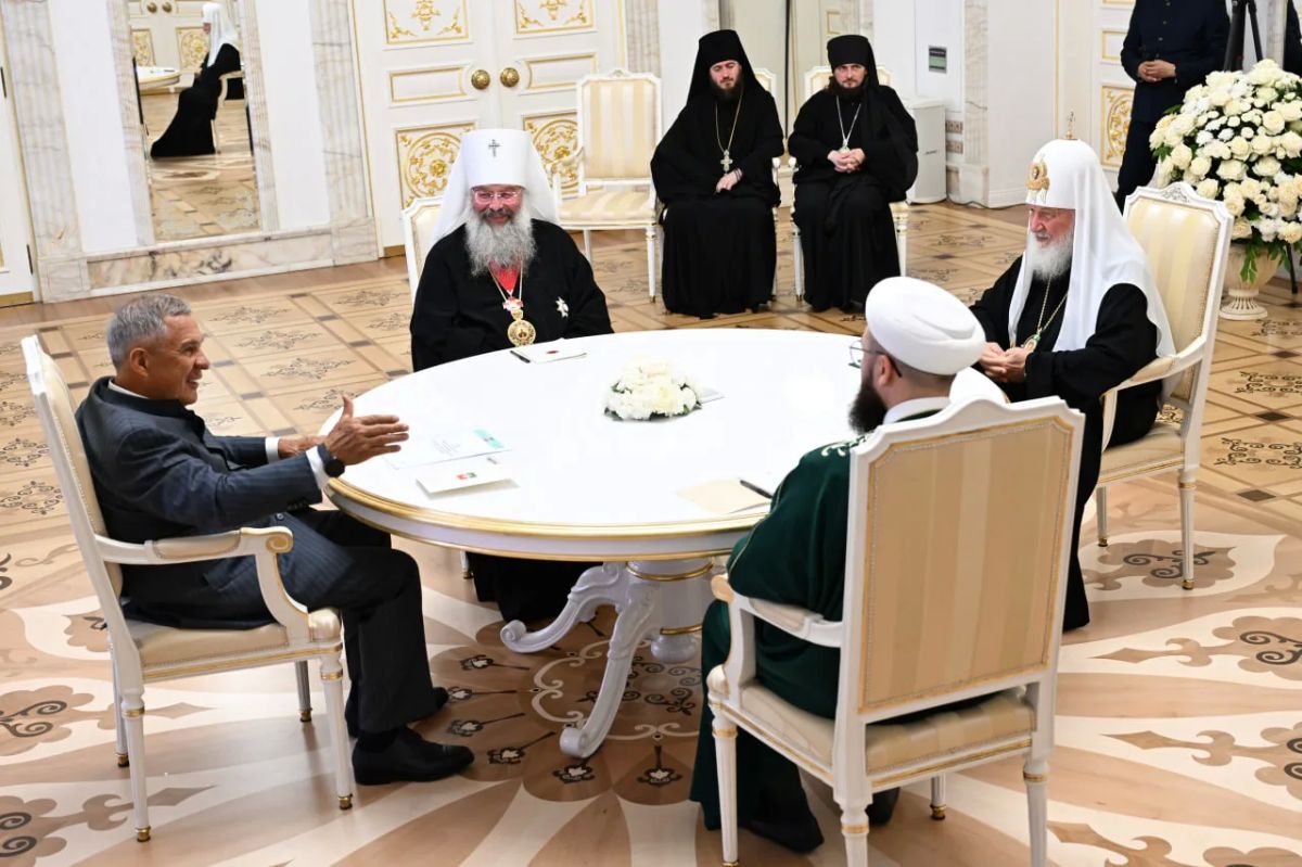 Рустам Минниханов встретился с Патриархом Кириллом в Казанском Кремле Рустам Минниханов встретился с Патриархом Кириллом в Казанском Кремле