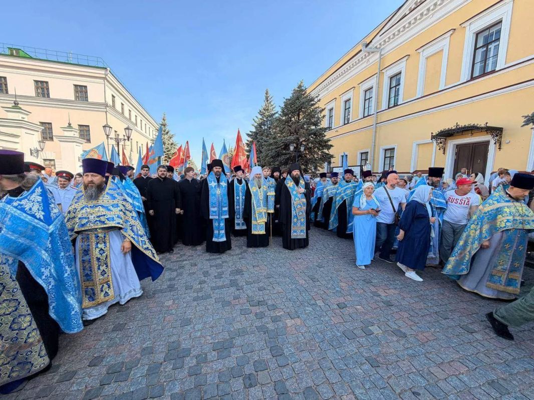 В Казани прошел крестный ход с Казанской иконой Божией Матери В Казани прошел крестный ход с Казанской иконой Божией Матери