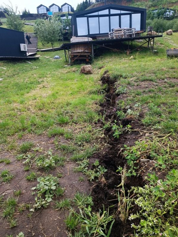 11 домиков в глэмпинге «Камского трофея» сместились к Волге после оползня 11 домиков в глэмпинге «Камского трофея» сместились к Волге после оползня