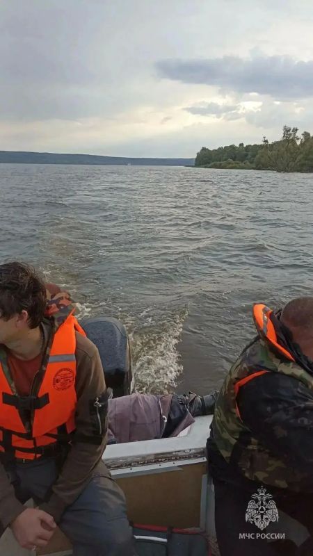 На Каме спасли ребенка и двоих взрослых после бедствия на лодке На Каме спасли ребенка и двоих взрослых после бедствия на лодке