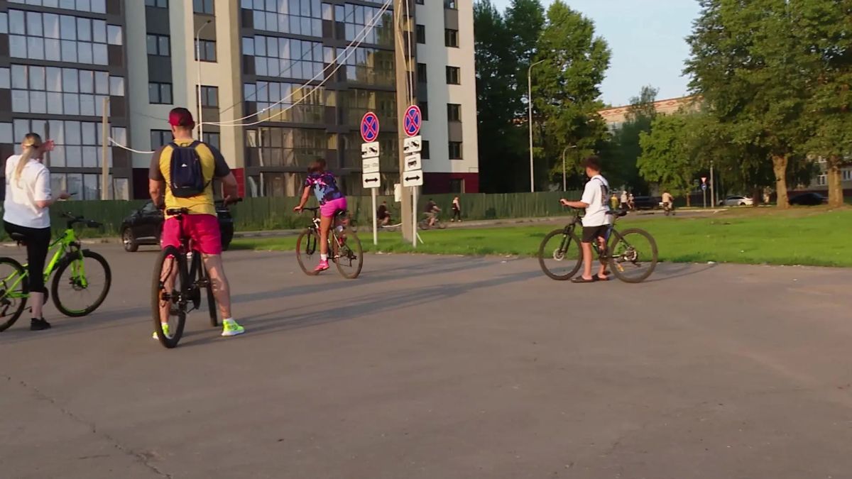 В Нижнекамске провели велодозор. На старт съехались 87 человек, некоторые участвовали семьями В Нижнекамске провели велодозор. На старт съехались 87 человек, некоторые участвовали семьями