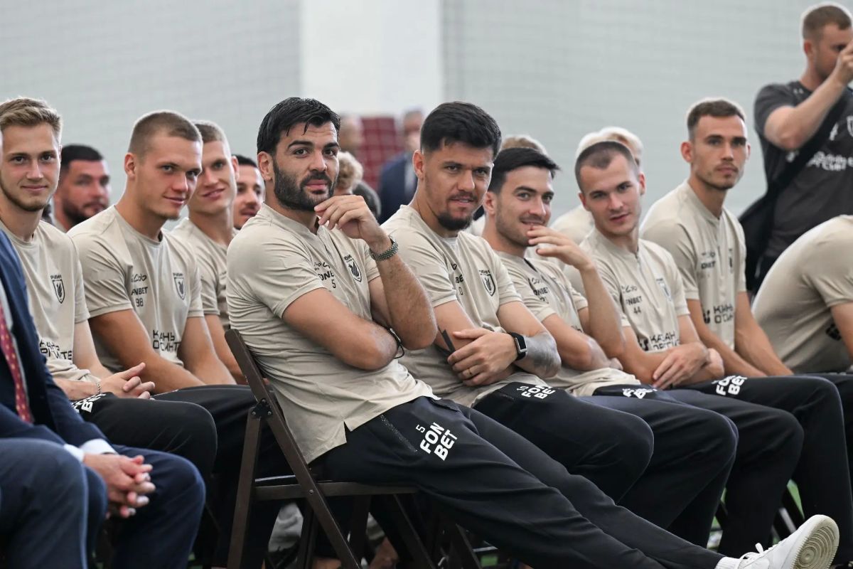Глава РТ встретился с игроками и тренерским штабом «Рубина» в Центре развития футбола Глава РТ встретился с игроками и тренерским штабом «Рубина» в Центре развития футбола